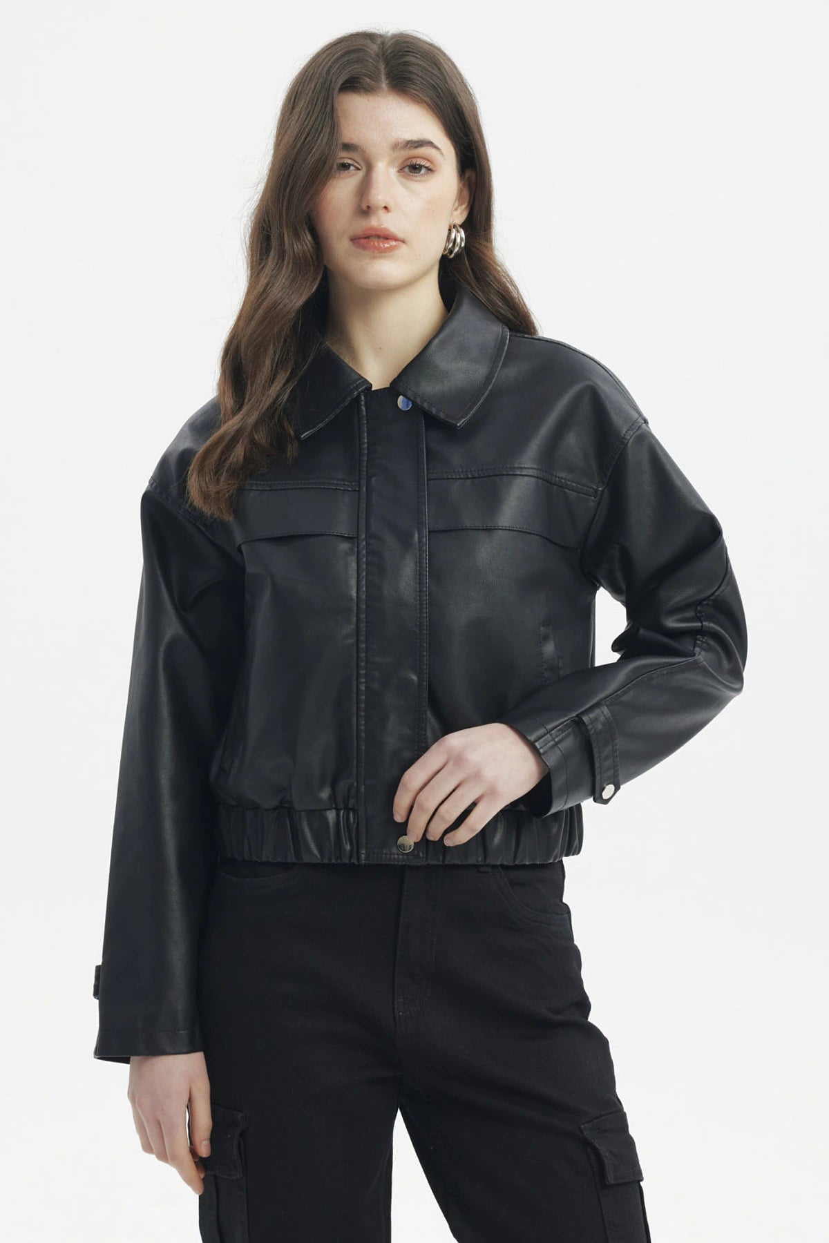 Chaqueta bomber negra efecto cuero lisa con cuello clásico y ajuste en la cintura estilo urbano moderno