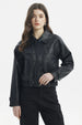 Chaqueta bomber negra efecto cuero lisa con cuello clásico y ajuste en la cintura estilo urbano moderno