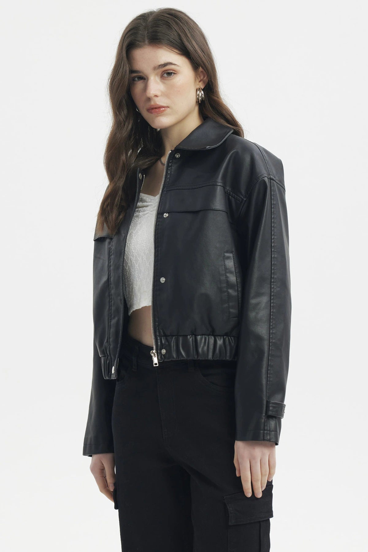 Chaqueta bomber negra efecto cuero lisa con cuello clásico y ajuste en la cintura estilo urbano moderno