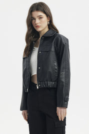 Chaqueta bomber negra efecto cuero lisa con cuello clásico y ajuste en la cintura estilo urbano moderno