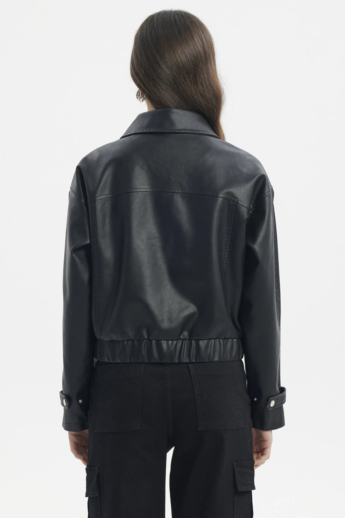 Chaqueta bomber negra efecto cuero lisa con cuello clásico y ajuste en la cintura estilo urbano moderno