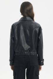 Chaqueta bomber negra efecto cuero lisa con cuello clásico y ajuste en la cintura estilo urbano moderno