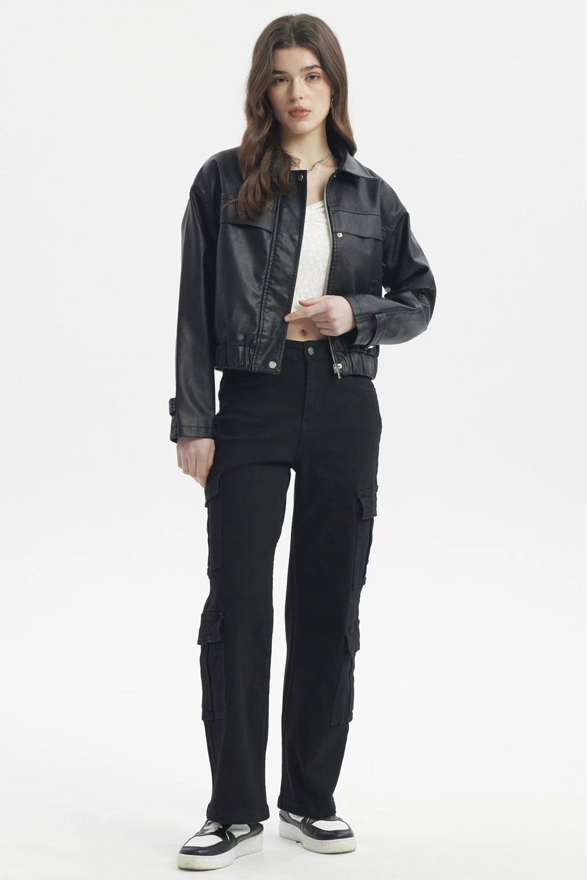 Chaqueta bomber negra efecto cuero lisa con cuello clásico y ajuste en la cintura estilo urbano moderno