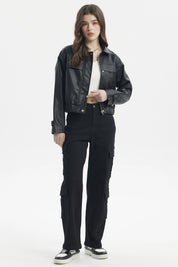Chaqueta bomber negra efecto cuero lisa con cuello clásico y ajuste en la cintura estilo urbano moderno