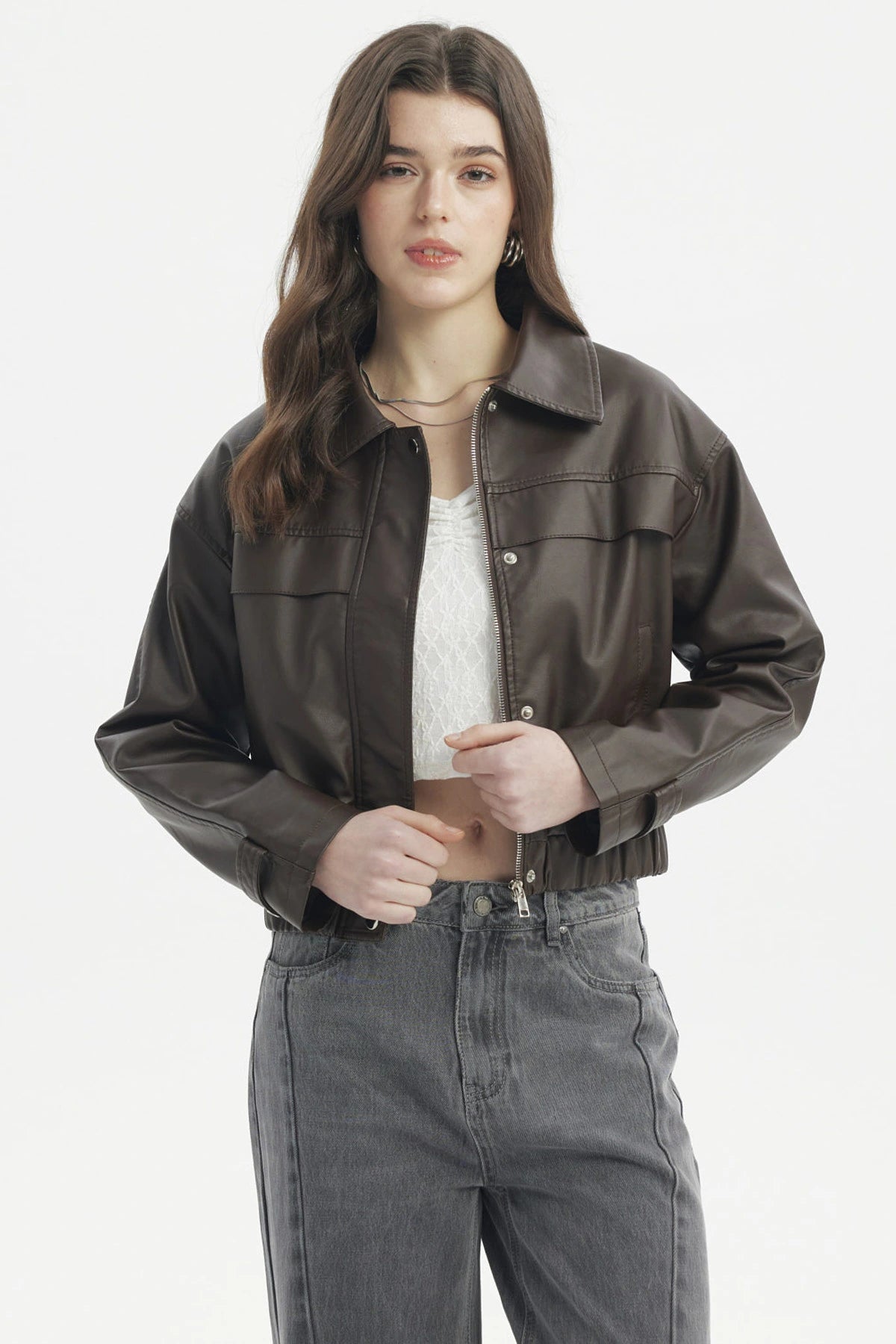 Chaqueta bomber de efecto cuero café oscuro con cierre frontal y diseño liso ideal para un look casual moderno