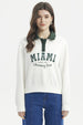 Polerón mujer slim crudo con cuello verde y estampa central MIAMI Sunny Day Charming Town en letras grandes estilo casual