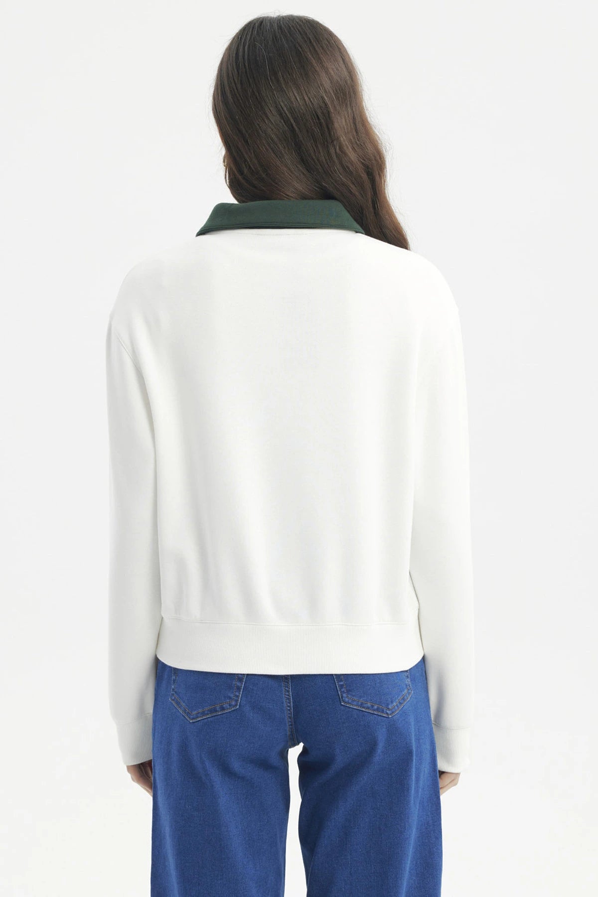Polerón mujer slim crudo con cuello verde y estampa central MIAMI Sunny Day Charming Town en letras grandes estilo casual