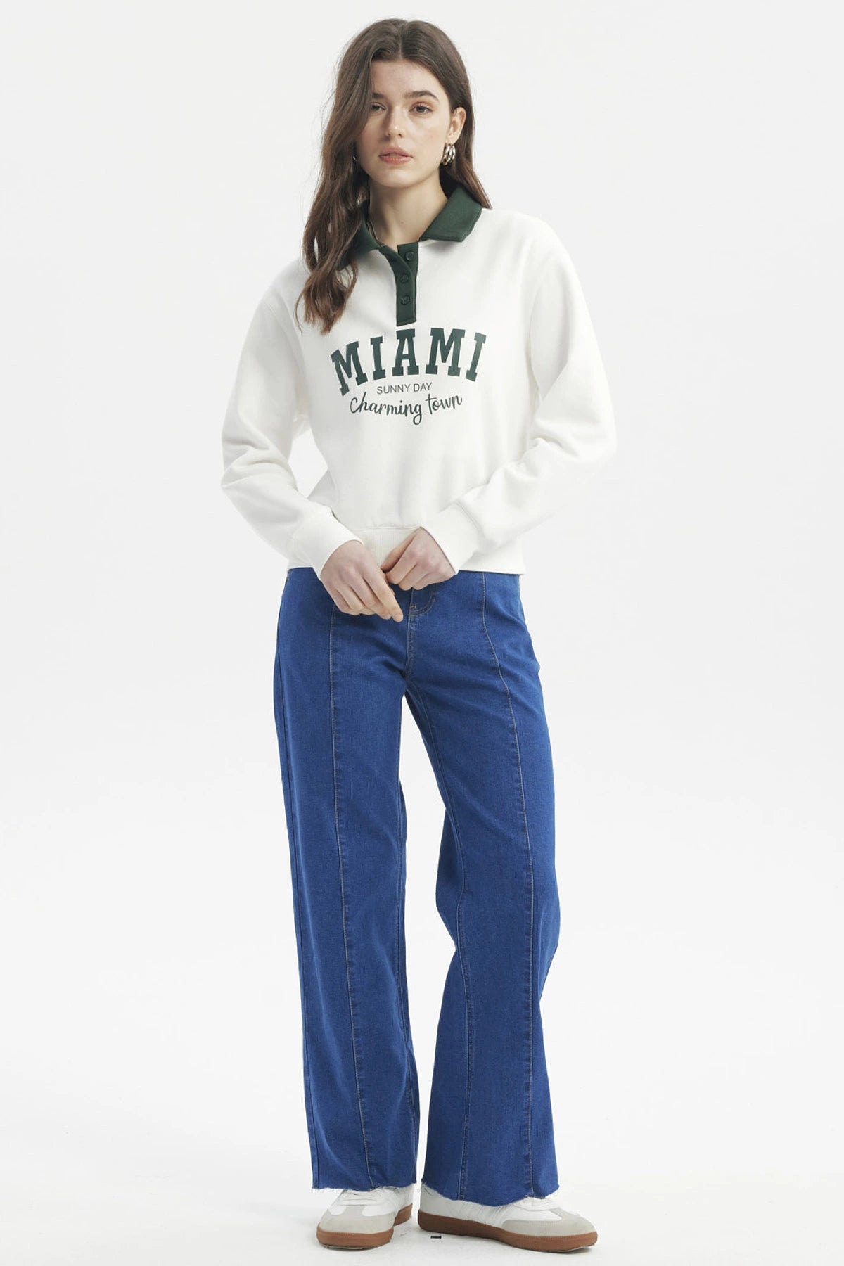 Polerón mujer slim crudo con cuello verde y estampa central MIAMI Sunny Day Charming Town en letras grandes estilo casual