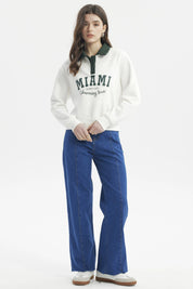 Polerón mujer slim crudo con cuello verde y estampa central MIAMI Sunny Day Charming Town en letras grandes estilo casual