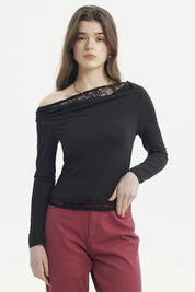 Polera mujer negro ajustado con encaje en escote estilo elegante sin estampa visible