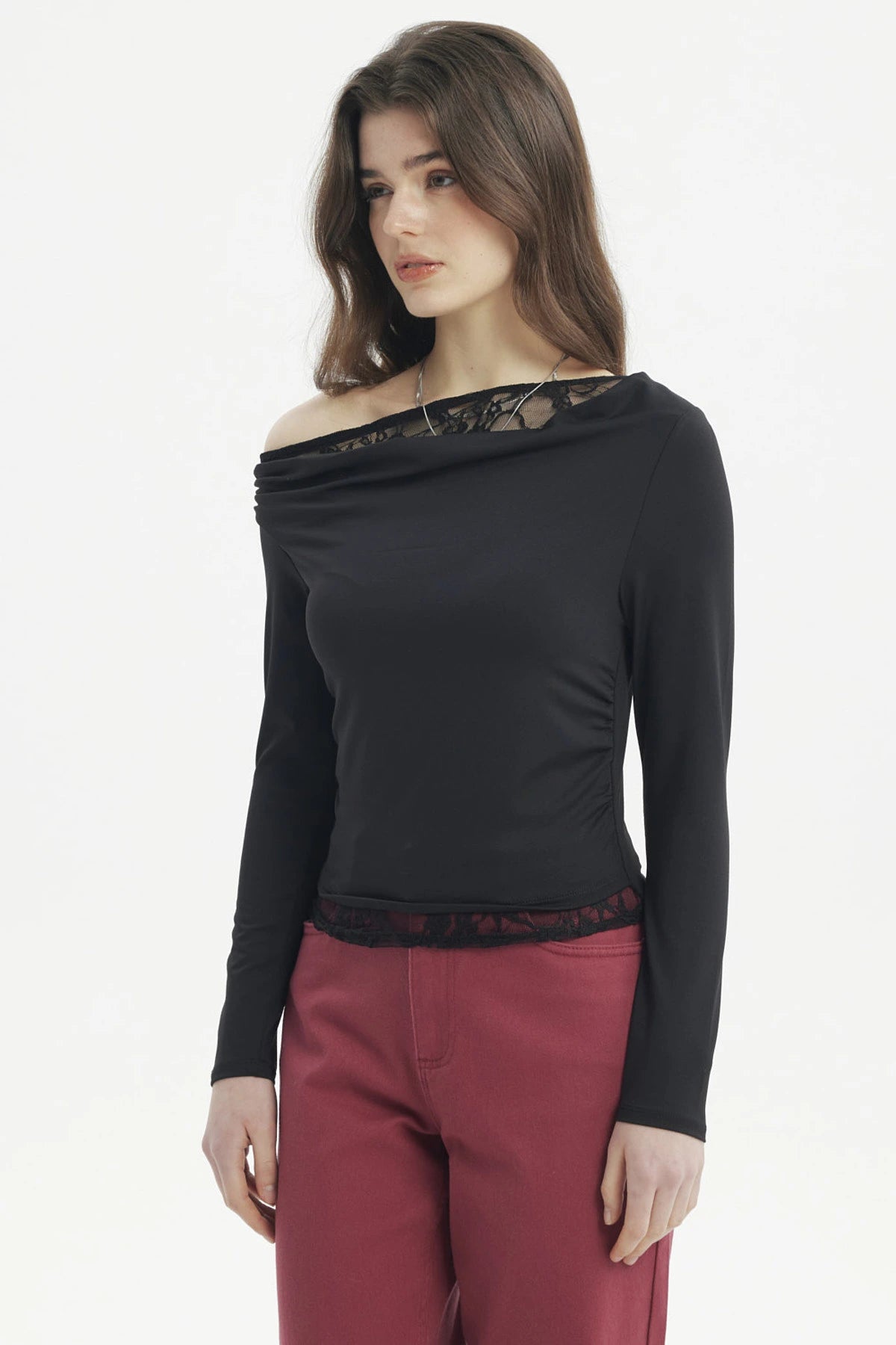 Polera mujer negro ajustado con encaje en escote estilo elegante sin estampa visible