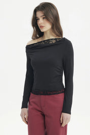 Polera mujer negro ajustado con encaje en escote estilo elegante sin estampa visible