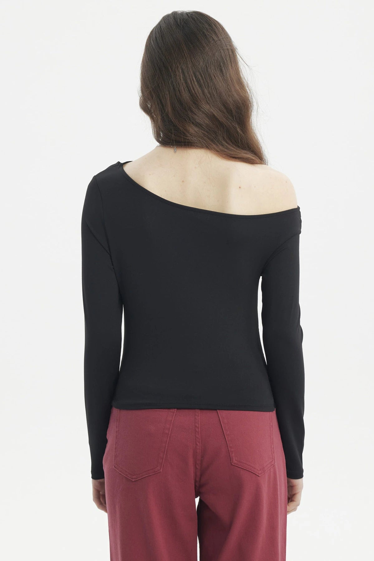 Polera mujer negro ajustado con encaje en escote estilo elegante sin estampa visible