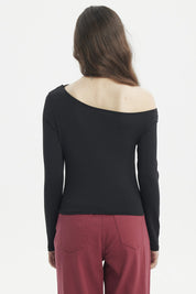 Polera mujer negro ajustado con encaje en escote estilo elegante sin estampa visible