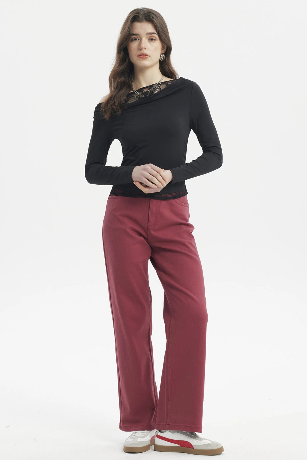 Polera mujer negro ajustado con encaje en escote estilo elegante sin estampa visible