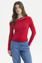 Polera mujer ajustada roja con encaje en el escote y dobladillo diseño liso elegante y moderno