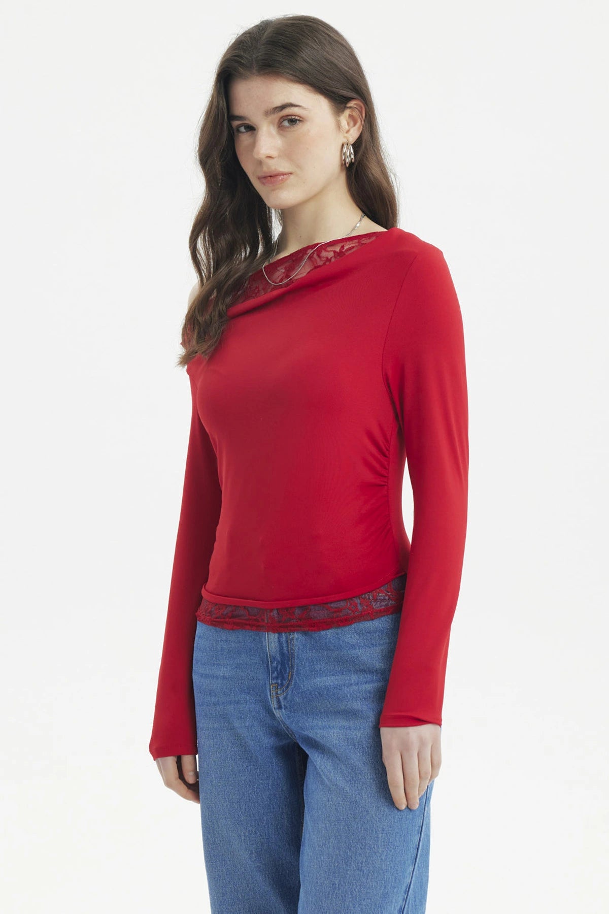 Polera mujer ajustada roja con encaje en el escote y dobladillo diseño liso elegante y moderno
