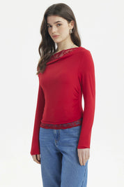 Polera mujer ajustada roja con encaje en el escote y dobladillo diseño liso elegante y moderno