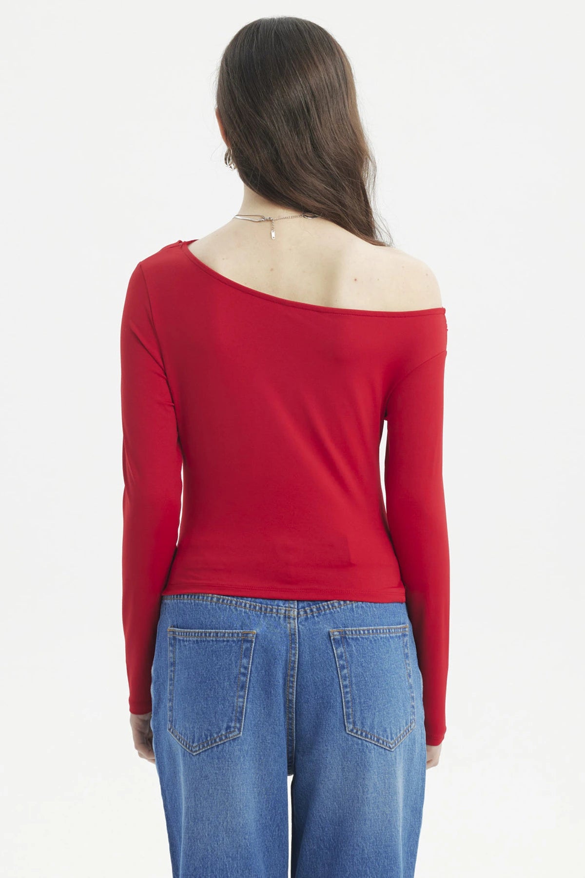 Polera mujer ajustada roja con encaje en el escote y dobladillo diseño liso elegante y moderno