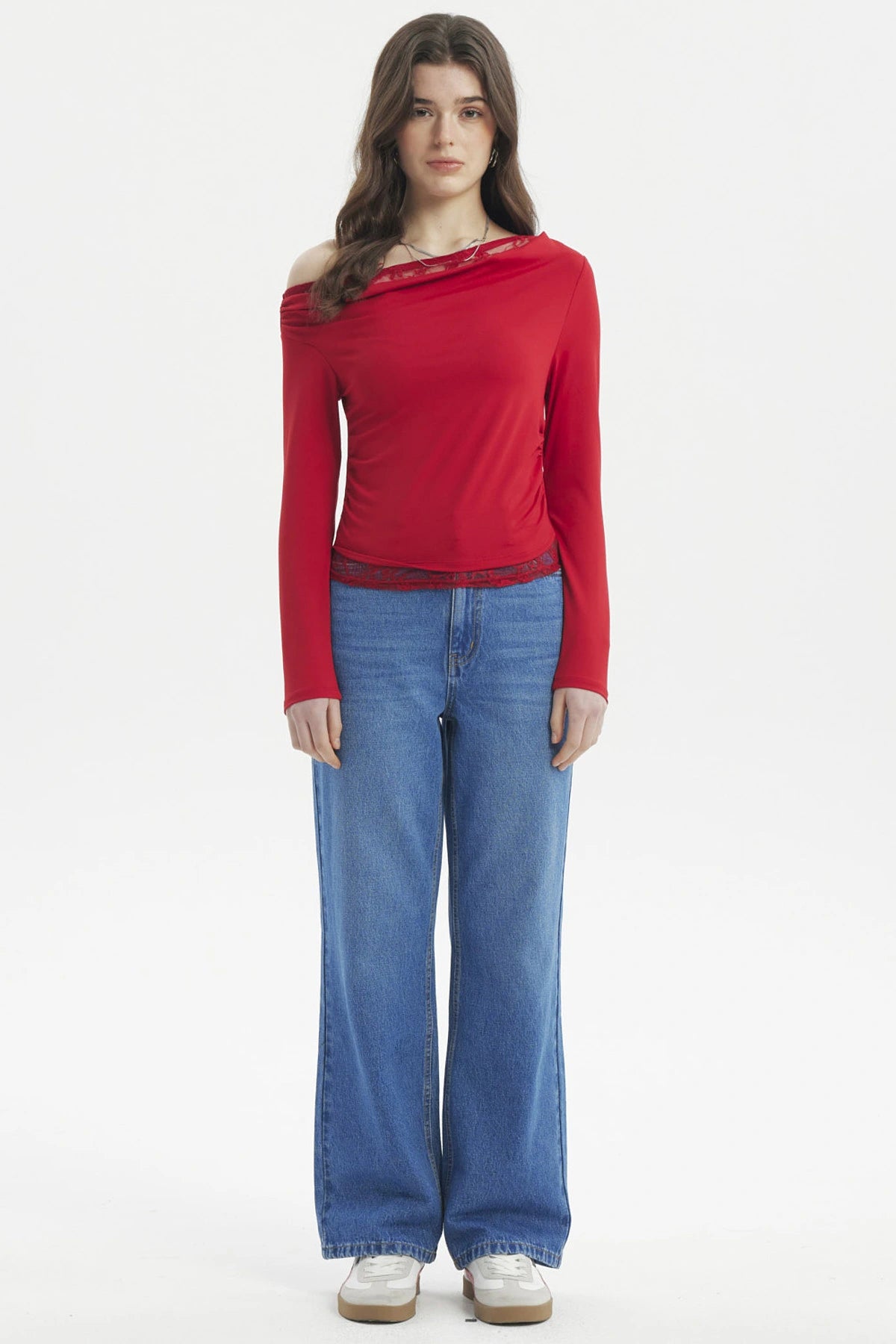 Polera mujer ajustada roja con encaje en el escote y dobladillo diseño liso elegante y moderno