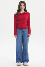 Polera mujer ajustada roja con encaje en el escote y dobladillo diseño liso elegante y moderno