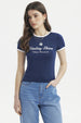 Polera ajustada azul con borde blanco y texto frontal Vitality Shine Vibrant Movement estilo casual moderno