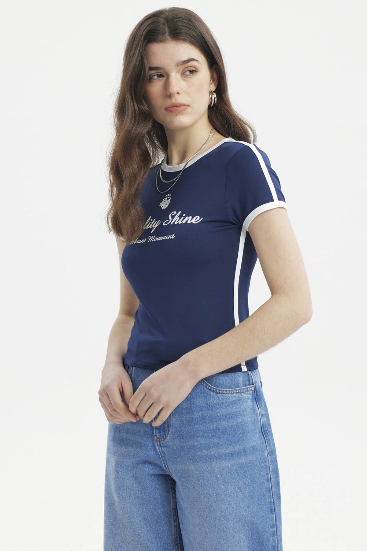 Polera ajustada azul con borde blanco y texto frontal Vitality Shine Vibrant Movement estilo casual moderno