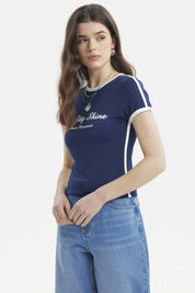 Polera ajustada azul con borde blanco y texto frontal Vitality Shine Vibrant Movement estilo casual moderno