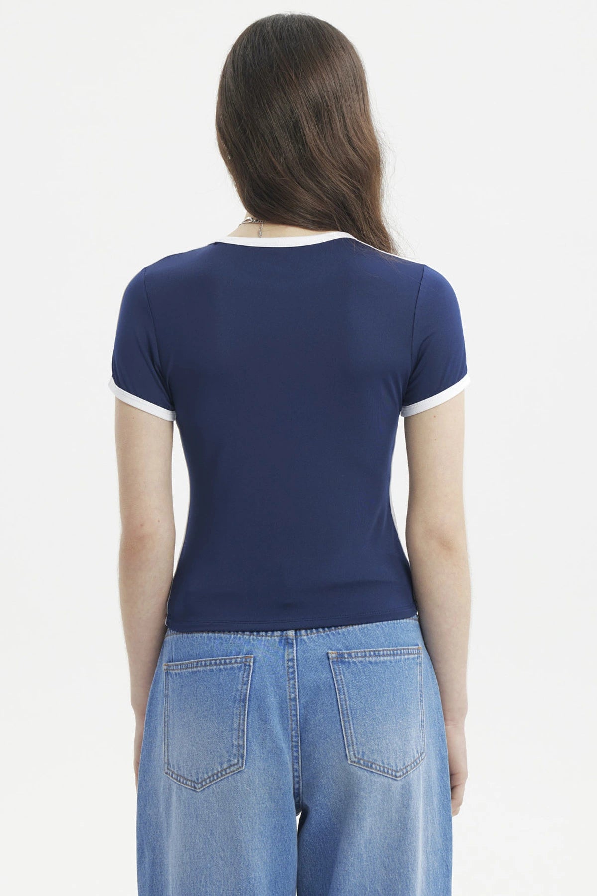 Polera ajustada azul con borde blanco y texto frontal Vitality Shine Vibrant Movement estilo casual moderno