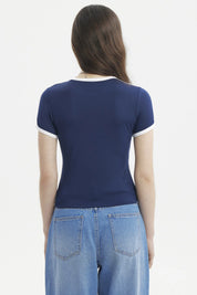 Polera ajustada azul con borde blanco y texto frontal Vitality Shine Vibrant Movement estilo casual moderno