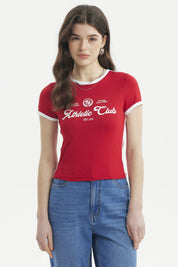 Polera ajustada roja con ribetes blancos y texto Athletic Club en el pecho estilo deportivo casual