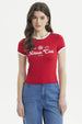 Polera ajustada roja con ribetes blancos y texto Athletic Club en el pecho estilo deportivo casual