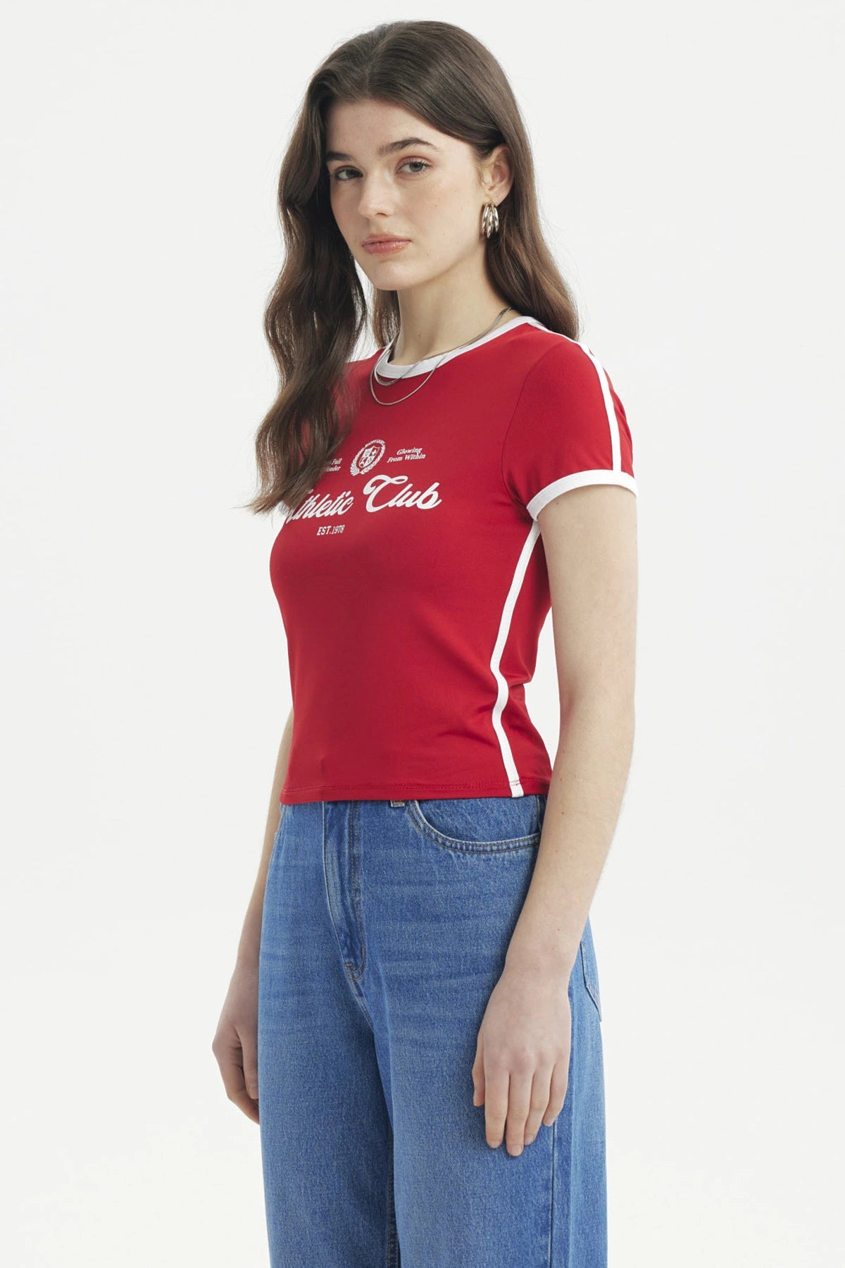 Polera ajustada roja con ribetes blancos y texto Athletic Club en el pecho estilo deportivo casual