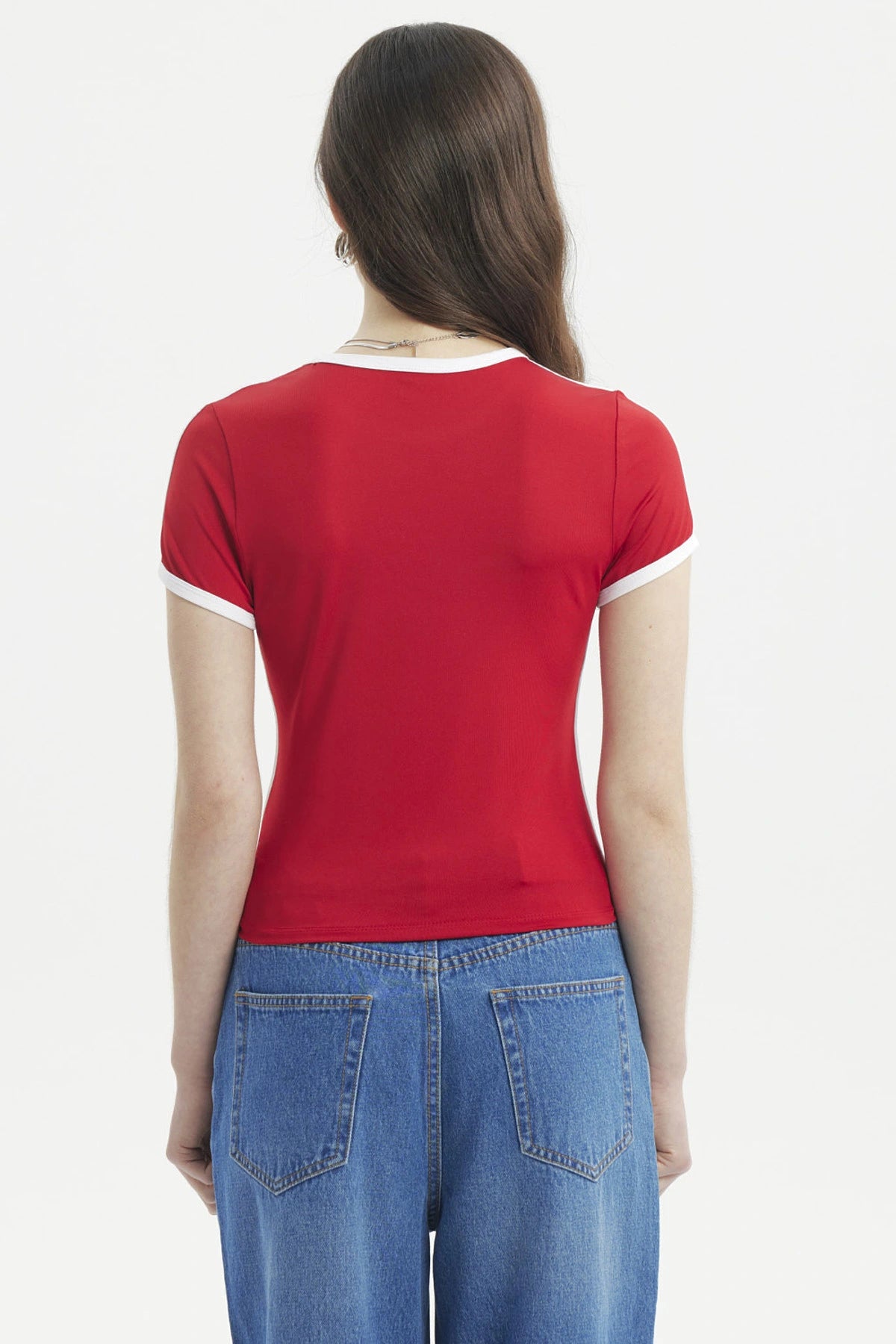 Polera ajustada roja con ribetes blancos y texto Athletic Club en el pecho estilo deportivo casual