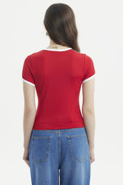 Polera ajustada roja con ribetes blancos y texto Athletic Club en el pecho estilo deportivo casual