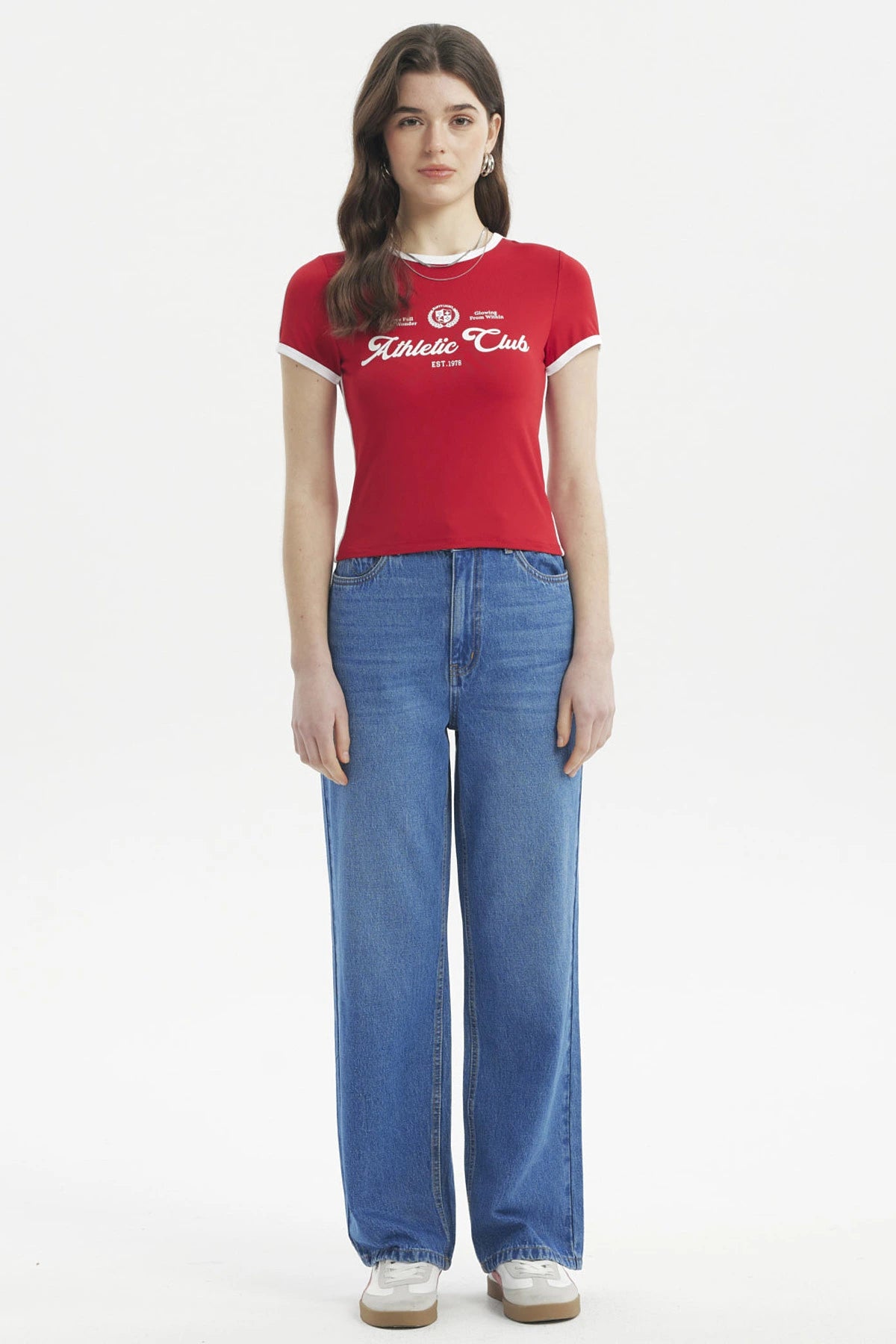 Polera ajustada roja con ribetes blancos y texto Athletic Club en el pecho estilo deportivo casual