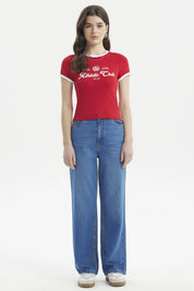 Polera ajustada roja con ribetes blancos y texto Athletic Club en el pecho estilo deportivo casual