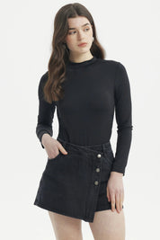 Polera mujer ajustada negra lisa de manga larga ideal para combinar con faldas o jeans para un look casual elegante