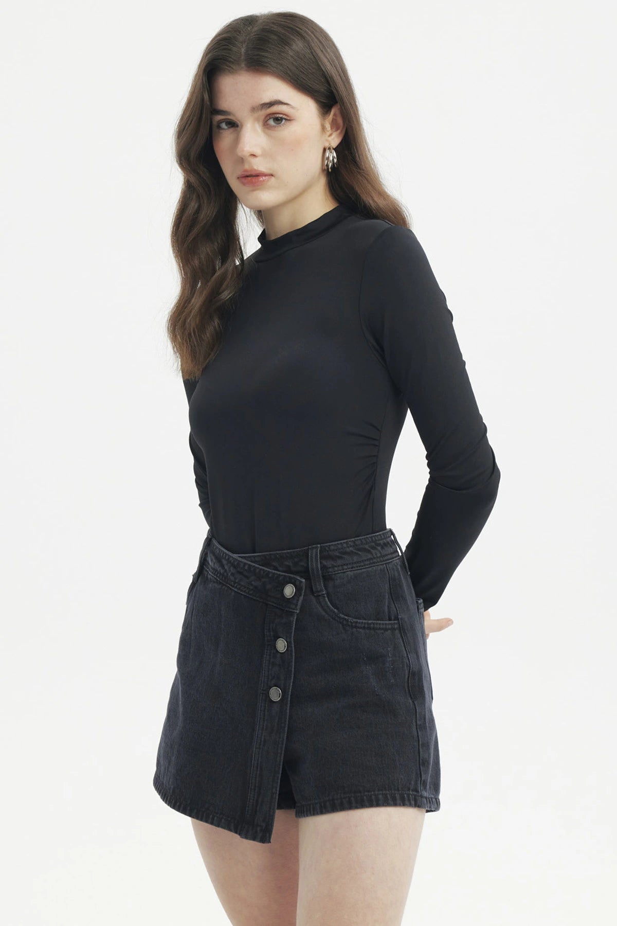 Polera mujer ajustada negra lisa de manga larga ideal para combinar con faldas o jeans para un look casual elegante