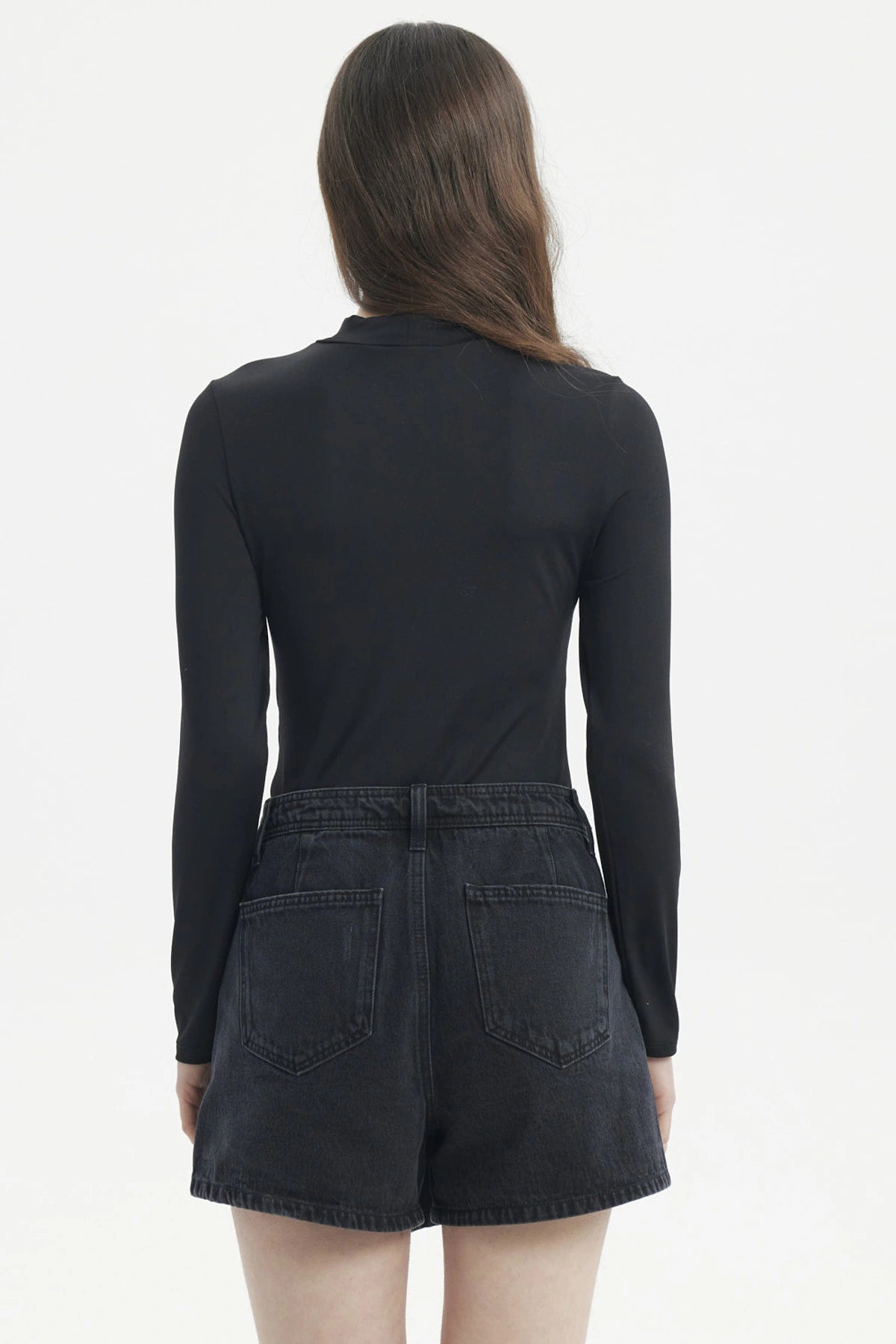 Polera mujer ajustada negra lisa de manga larga ideal para combinar con faldas o jeans para un look casual elegante