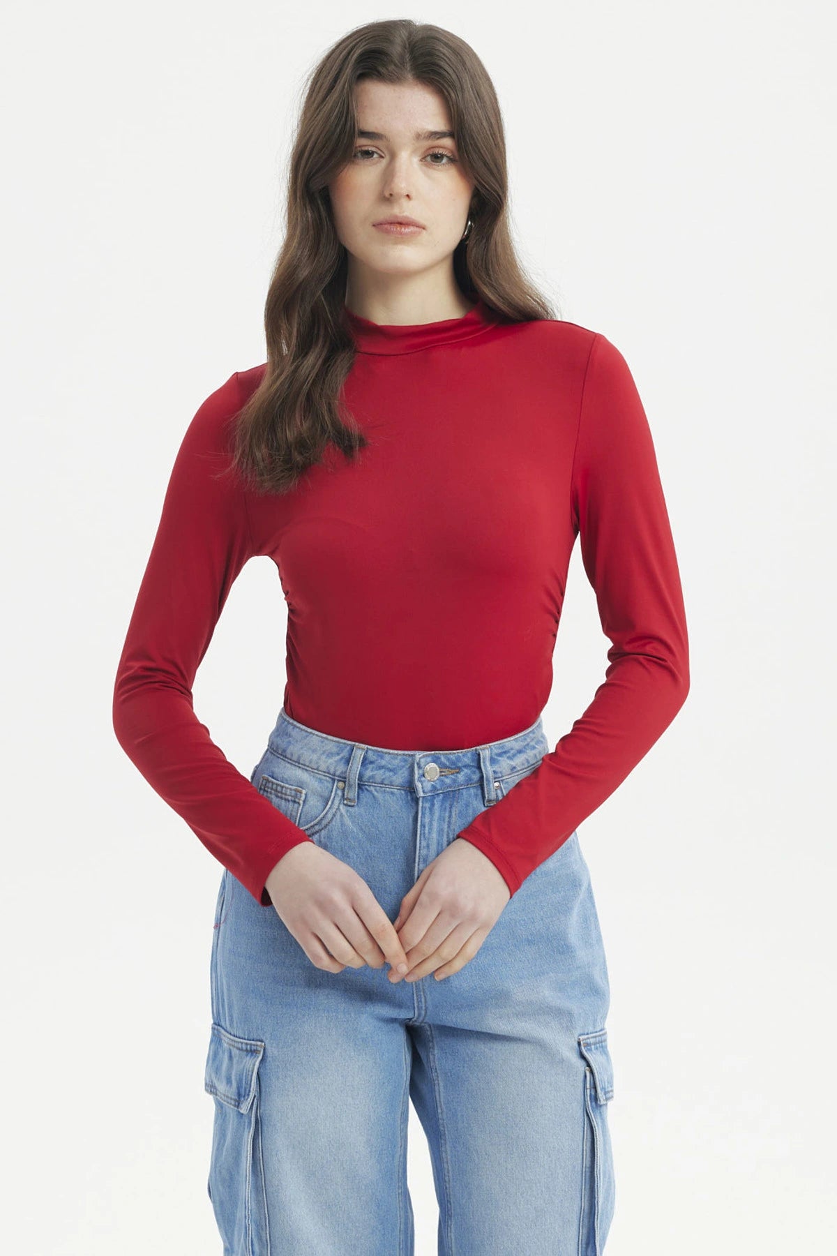 Polera ajustada roja para mujer de manga larga y cuello alto diseño liso ideal para combinar con jeans claros