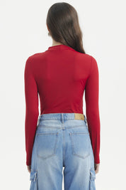 Polera ajustada roja para mujer de manga larga y cuello alto diseño liso ideal para combinar con jeans claros