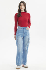 Polera ajustada roja para mujer de manga larga y cuello alto diseño liso ideal para combinar con jeans claros