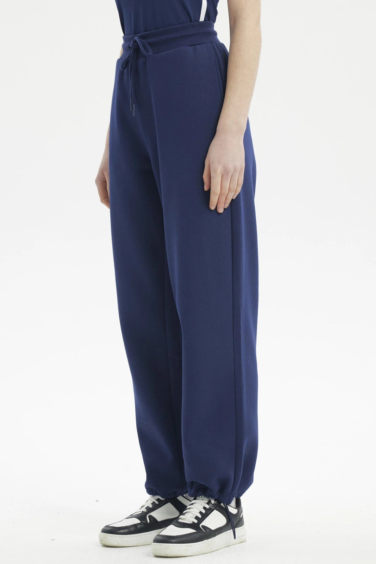 Pantalón buzo mujer pitillo azul sin estampa ajustado con cordón a la cintura y bolsillos laterales corte casual