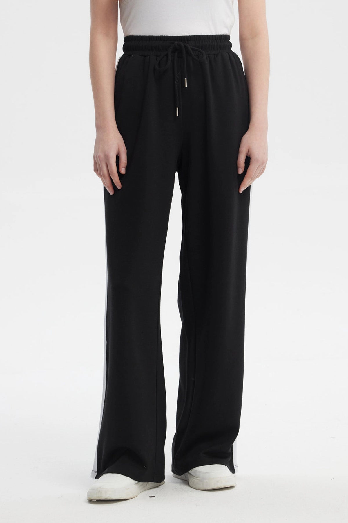 Pantalón buzo mujer negro de calce recto sin estampa con cintura elástica y cordón ajustable en la parte frontal