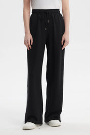 Pantalón buzo mujer negro de calce recto sin estampa con cintura elástica y cordón ajustable en la parte frontal