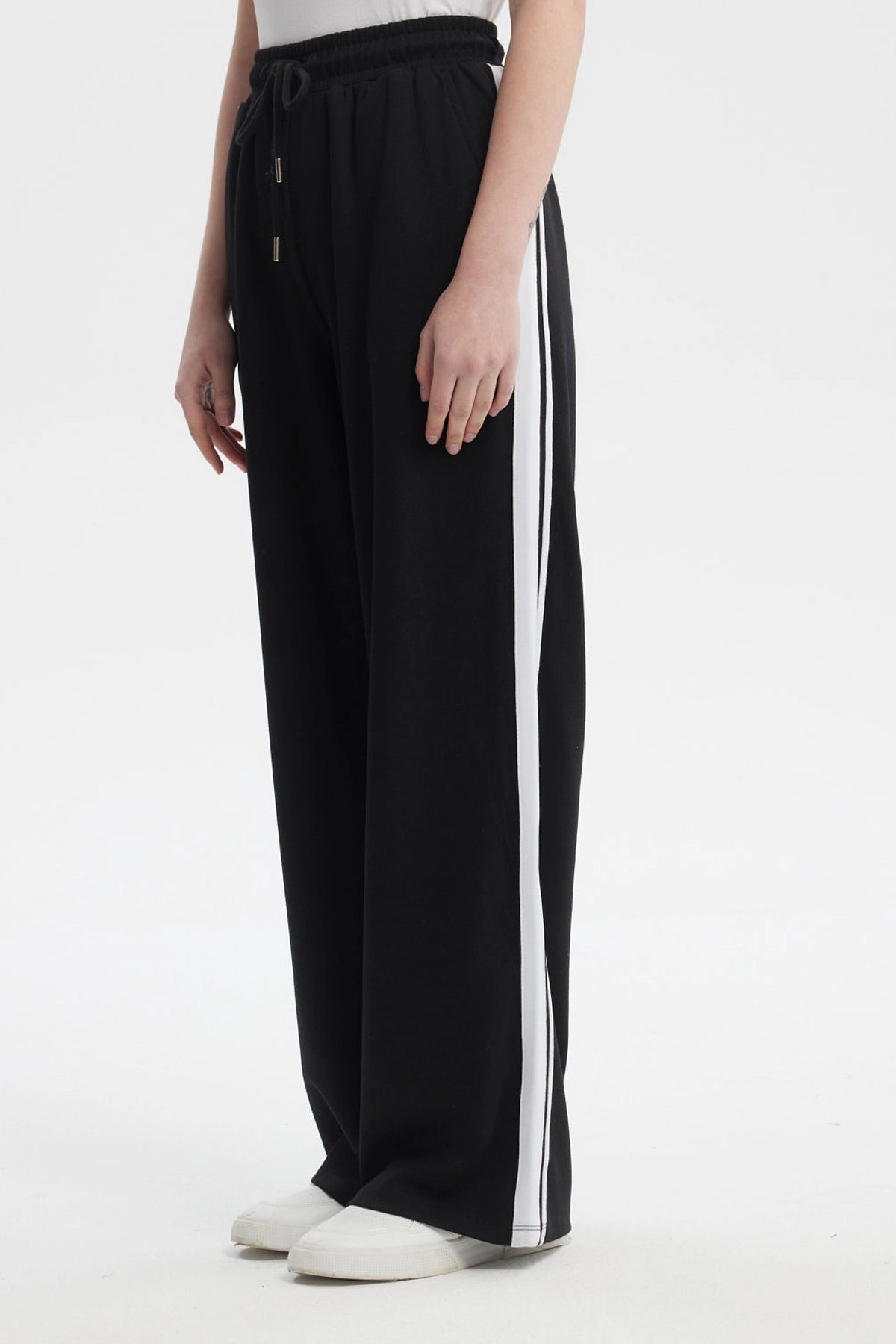 Pantalón buzo mujer negro de calce recto sin estampa con cintura elástica y cordón ajustable en la parte frontal