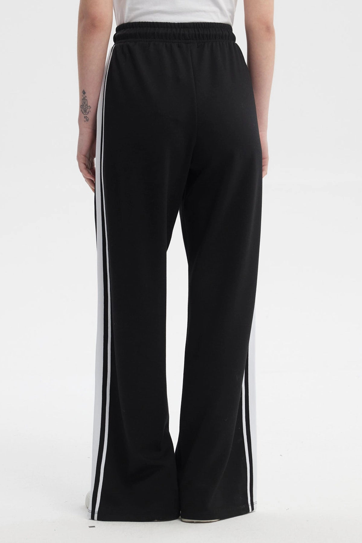 Pantalón buzo mujer negro de calce recto sin estampa con cintura elástica y cordón ajustable en la parte frontal
