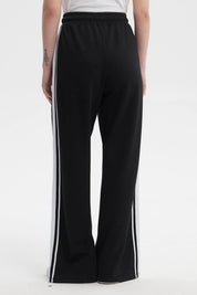 Pantalón buzo mujer negro de calce recto sin estampa con cintura elástica y cordón ajustable en la parte frontal