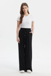 Pantalón buzo mujer negro de calce recto sin estampa con cintura elástica y cordón ajustable en la parte frontal
